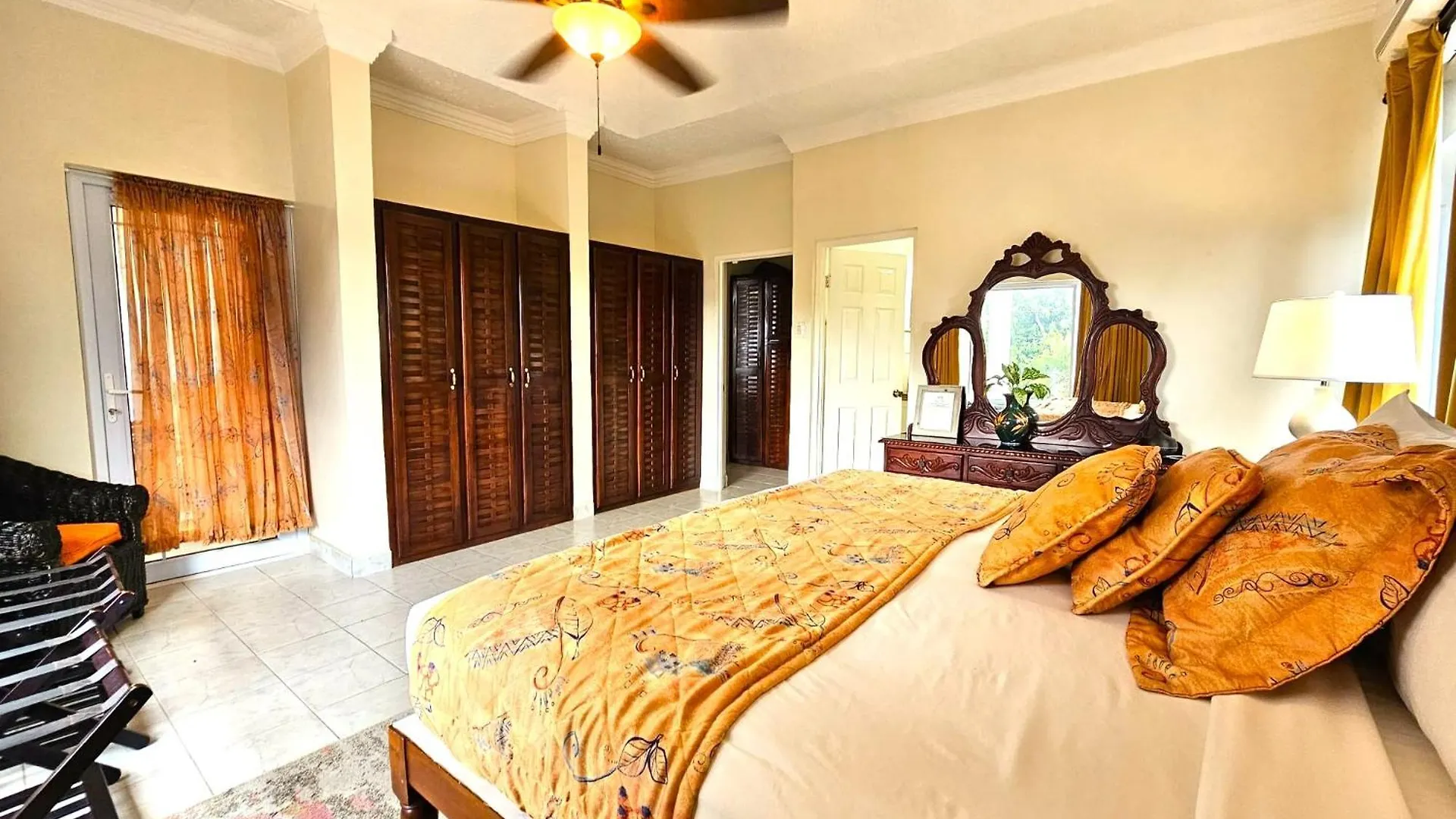 Mais Oui Villa Discovery Bay