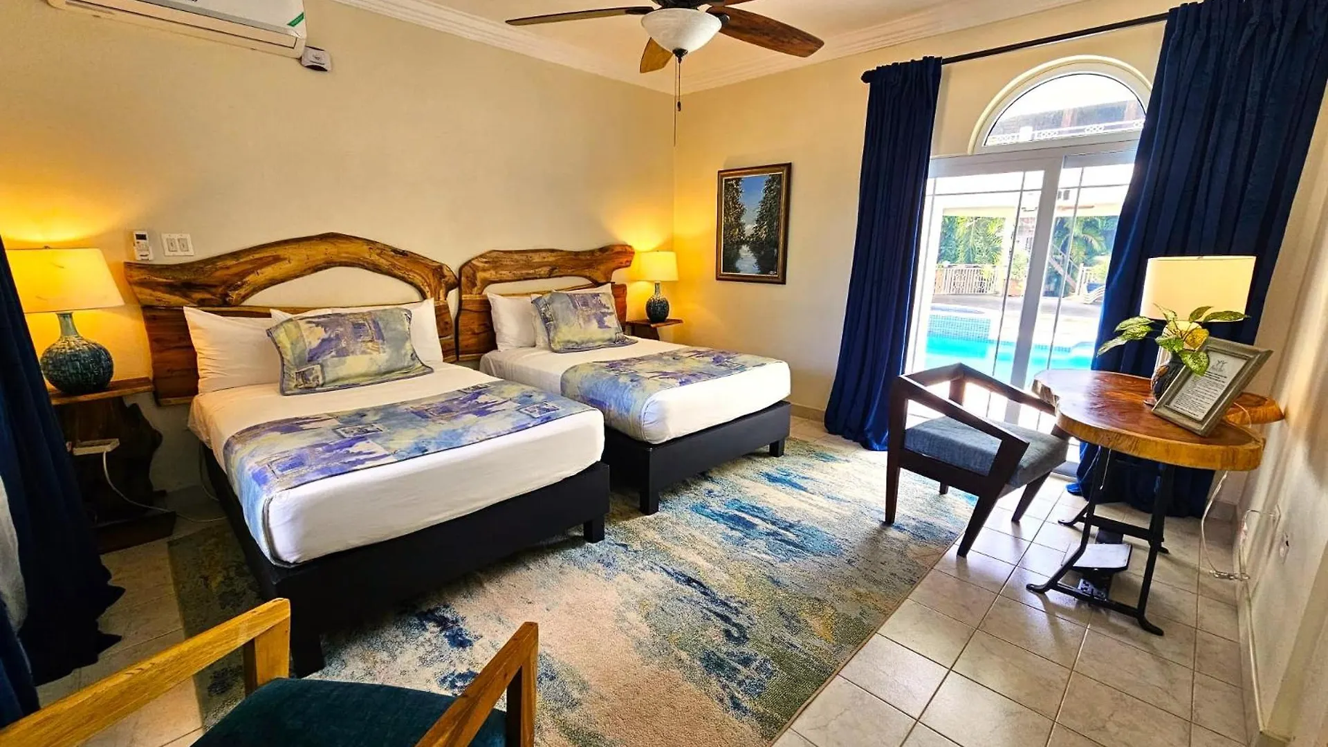 Mais Oui Villa Discovery Bay