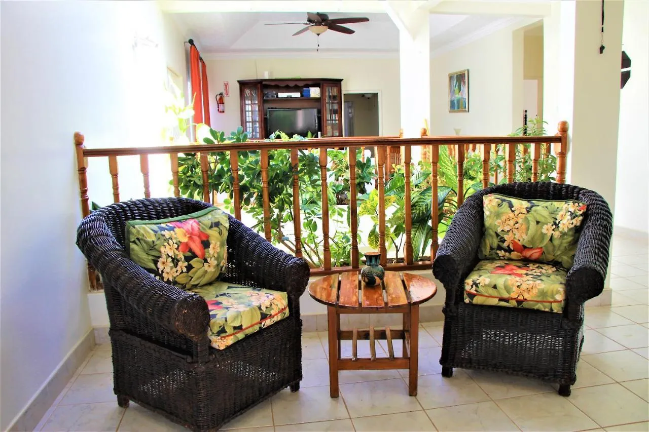 Mais Oui Villa Discovery Bay
