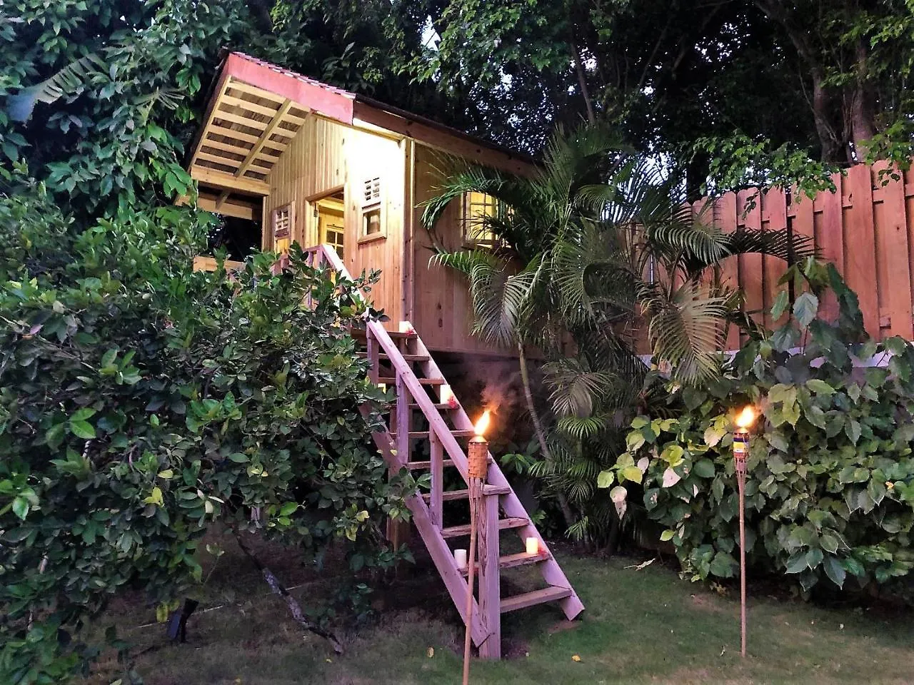 Mais Oui Villa Discovery Bay