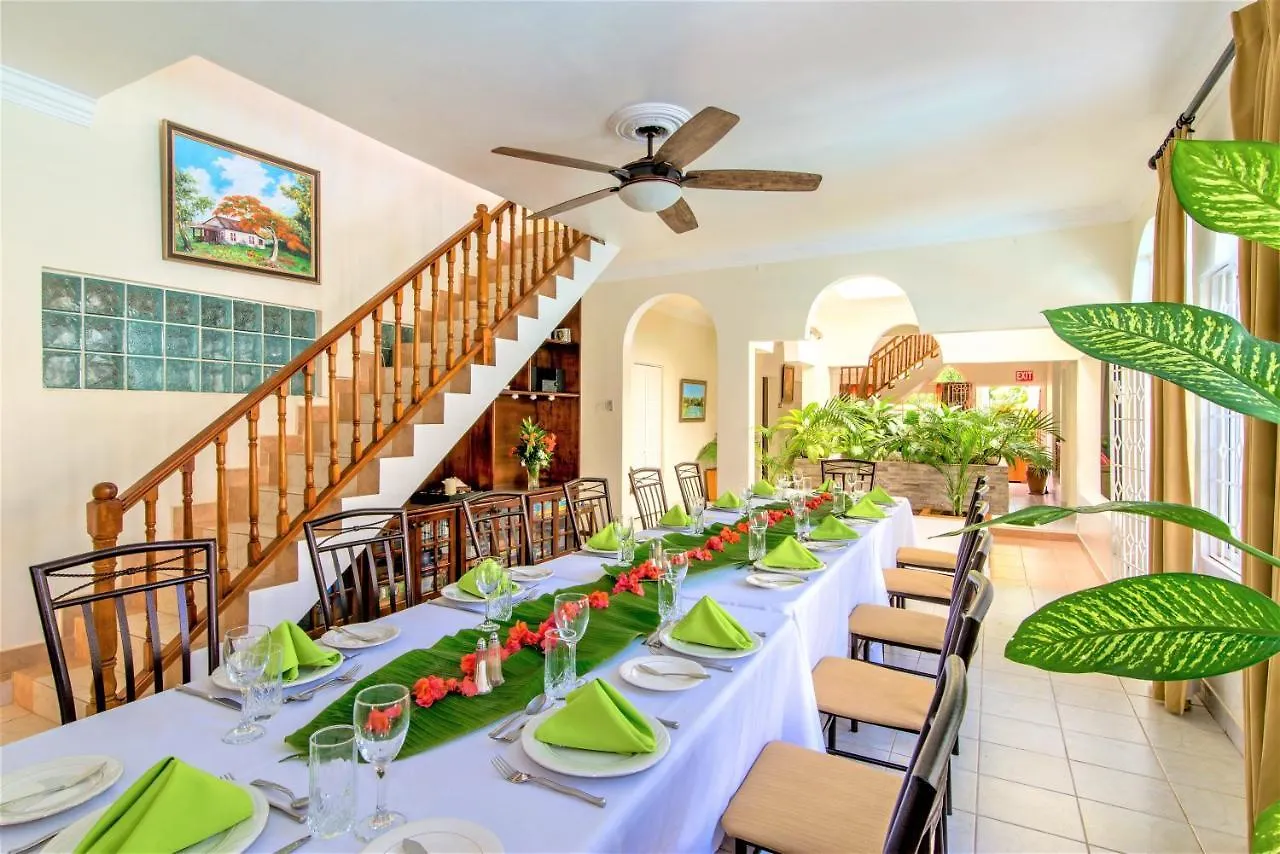 Mais Oui Villa Discovery Bay
